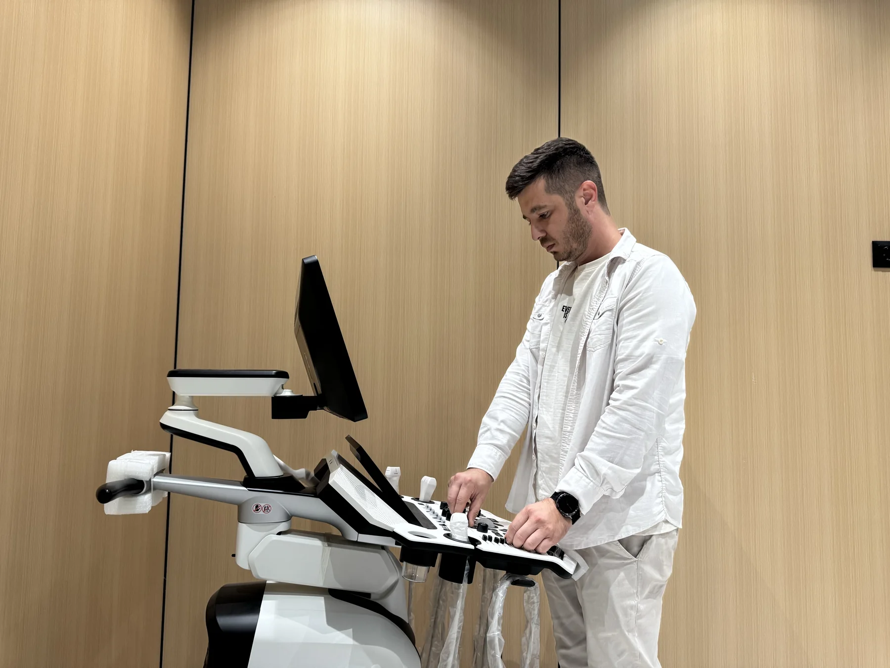 MEDICOM servis muhandisi UZI apparatini sozlamoqda