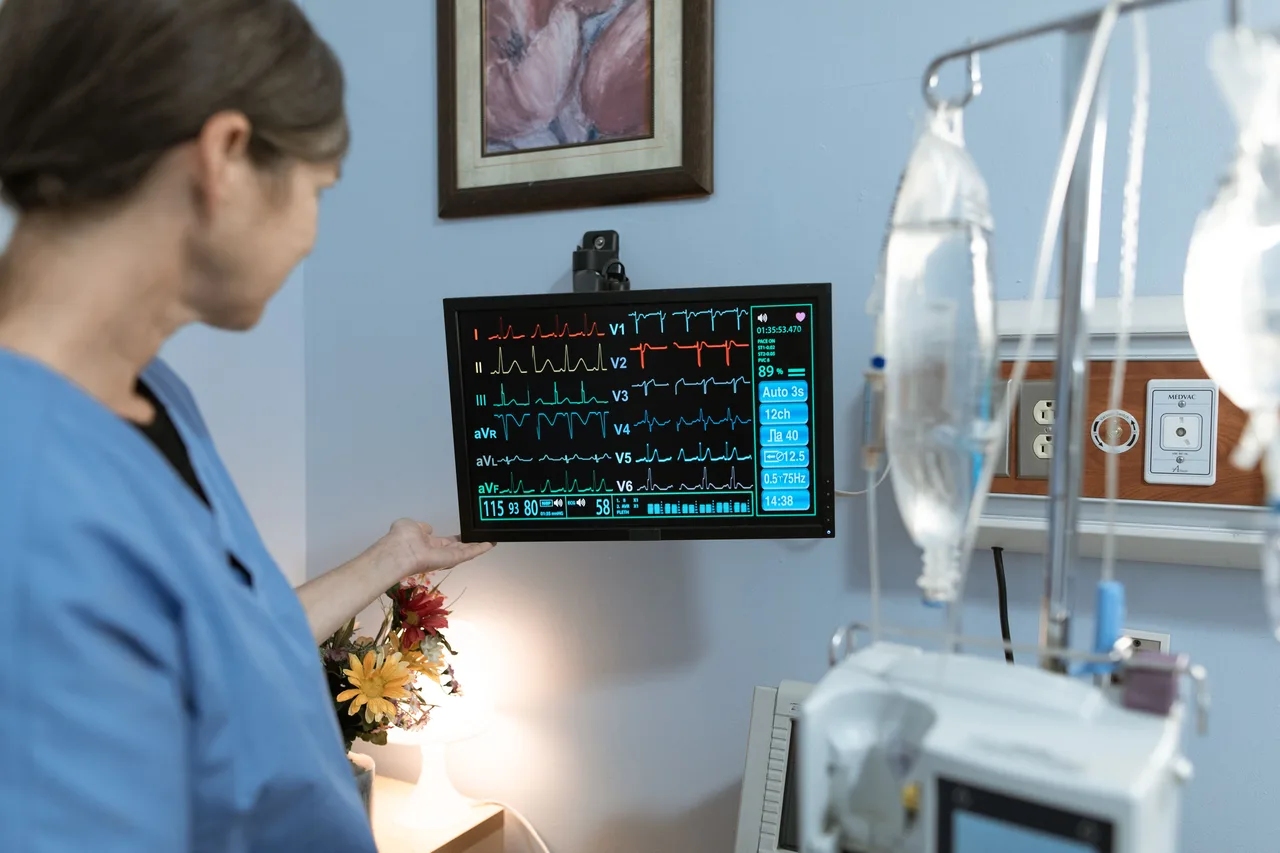 Klinik monitoring tizimini tekshirayotgan tibbiyot mutaxassisi