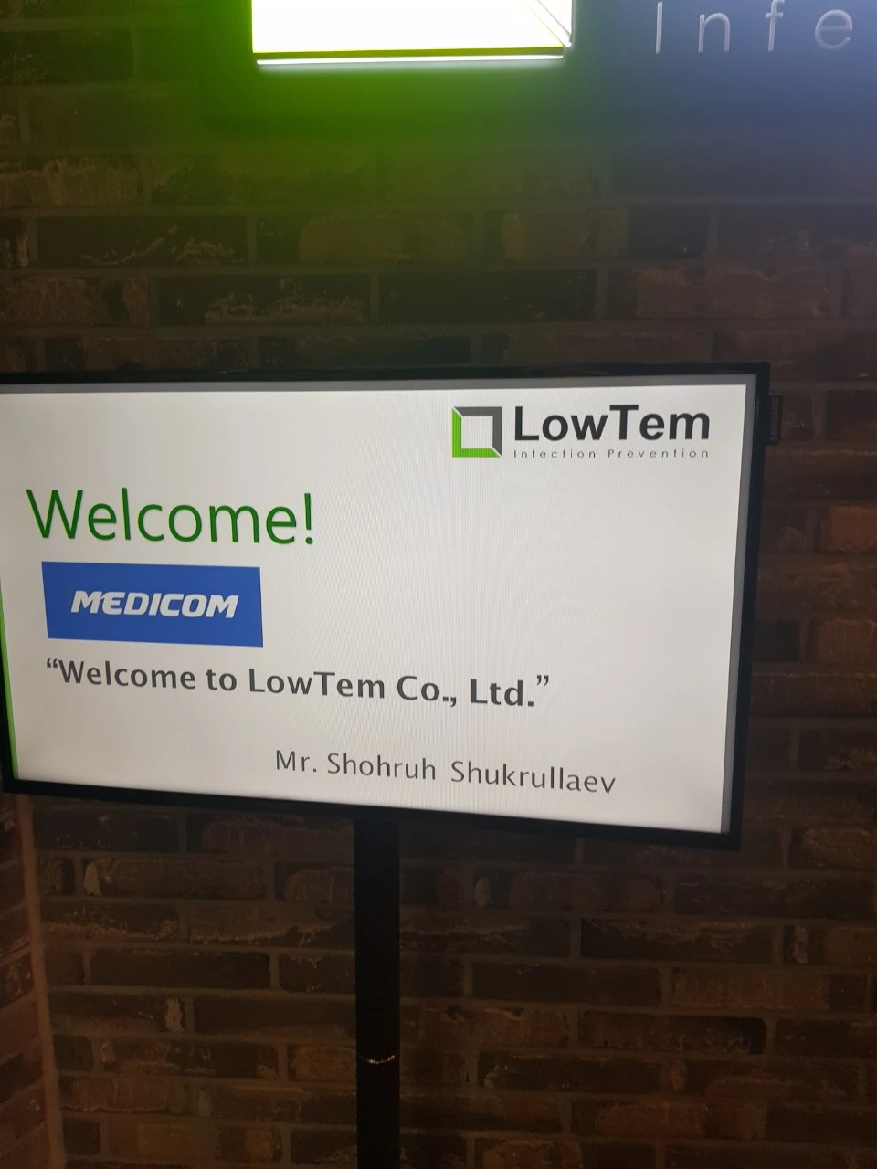 Приветственный экран для делегации MEDICOM в компании LowTem