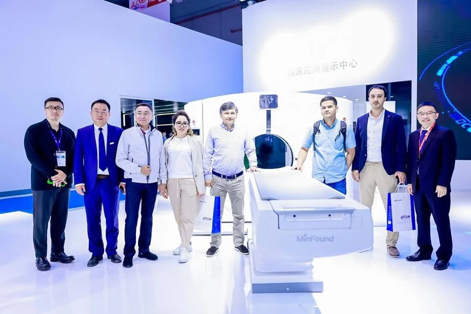 Делегация MEDICOM у компьютерного томографа MinFound